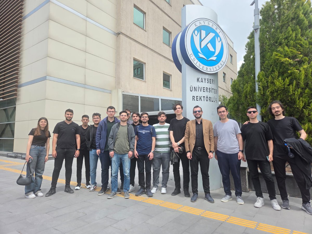 Fakültemiz Elektrik-Elektronik Mühendisliği Bölümü olarak, enerji iletim sistemleri hakkında yerinde gözlem yapmak amacıyla 27.05.2025 tarihinde TEİAŞ 11. Bölge Gömeç 400 kV Kapasitör Trafo Merkezine teknik gezi düzenledik.