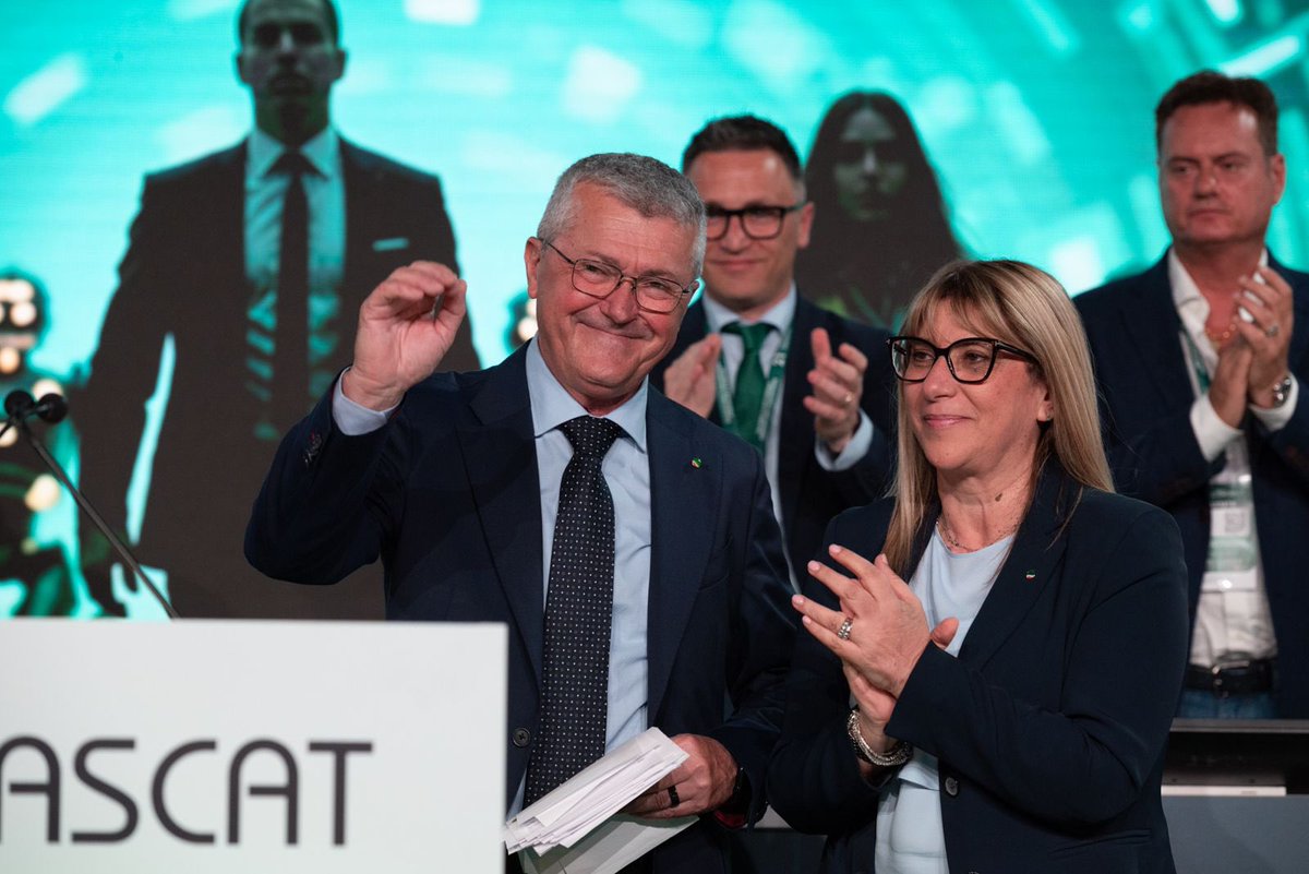 FisascatCisl75's tweet photo. 🟢 #27maggio #PromuoverePartecipare #XXICongresso Nazionale #FisascatCisl @davide_guarini: “La Fisascat di domani passa per la nostra capacità di difendere i diritti e le tutele delle lavoratrici e dei lavoratori, passa per l’ambizione necessaria a chi vuole esercitare il proprio ruolo nel rispetto degli altri attori con cui è chiamato ad interloquire, ma passa immancabilmente dall’autonomia di azione, di giudizio e di scelta che appartiene alla nostra organizzazione. Prendiamo lo spazio che spetta a noi parti sociali ed utilizziamolo per costruire il futuro, in questo scenario che va caratterizzandosi per una sempre più stretta contaminazione tra intelligenza “reale” (della persona) e “artificiale” (dei modelli informatici), affinché il progresso tecnologico e digitale non diventi uno strumento di esclusione, ma sia occasione e frutto di emancipazione umana, sociale e collettiva. Oggi, qui, insieme, intendiamo progettare il futuro, portando nel solco della contrattazione le interconnessioni di una nuova dimensione umana del lavoro che avanza”.
