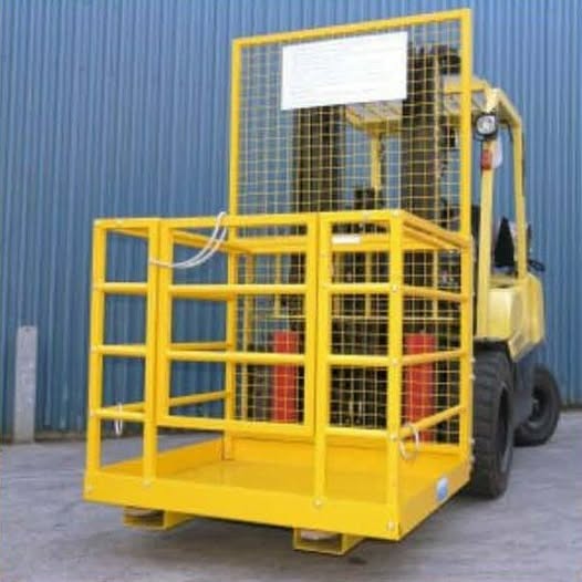 ForkCoUsa's tweet image. Work Platform Fork Mounting fits forks up to 2x6&quot;. Features spring-loaded, self-locking door, OSHA-compliant guard rails, safety harness points, slip-resistant floor, and removable toolbox. Durable enamel finish and finger-protecting handrails.
#forkextensions #workplatform