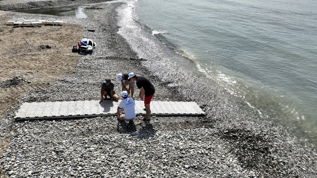 Akmaz Halk Plajı’nı herkes için erişilebilir kılmak adına önemli bir adım attık.
Muğla Büyükşehir Belediyesi iş birliğiyle, engelli vatandaşlarımızın denizden ve plajdan rahatça yararlanabilmesi için özel bir engelsiz platform yerleştirdik.
Bu adımla birlikte plajımızı herkes