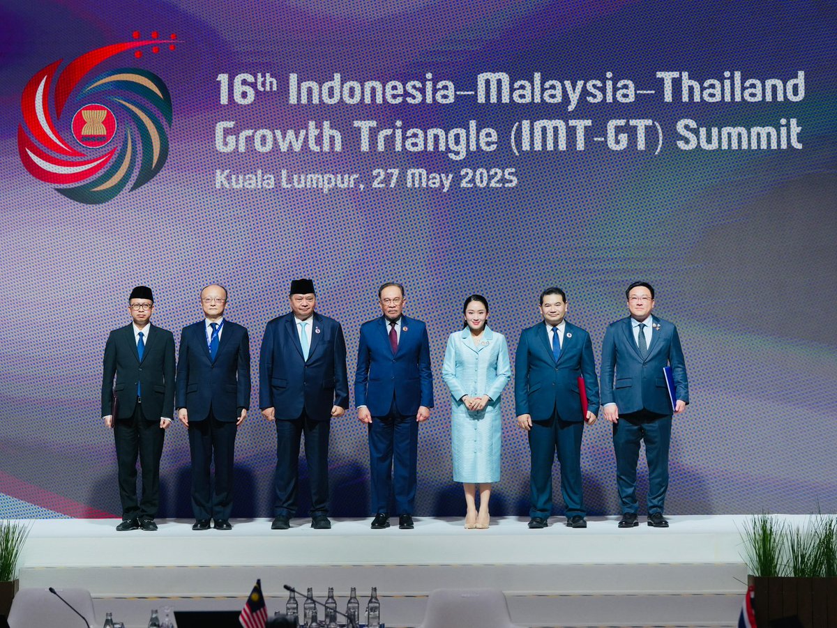Menteri Luar Negeri Republik Indonesia (@menlu_ri) on Twitter photo At the 16th IMT-GT Summit, Coordinating Minister <a href="/airlangga_hrt/">Airlangga Hartarto</a> conveyed President <a href="/prabowo/">Prabowo Subianto</a>’s message on advancing connectivity, sustainable agribusiness, & inclusive local development. 🇮🇩 reaffirmed its strong commitment to a dynamic & future-ready subregion. At the 16th IMT-GT Summit, Coordinating Minister <a href="/airlangga_hrt/">Airlangga Hartarto</a> conveyed President <a href="/prabowo/">Prabowo Subianto</a>’s message on advancing connectivity, sustainable agribusiness, & inclusive local development. 🇮🇩 reaffirmed its strong commitment to a dynamic & future-ready subregion.