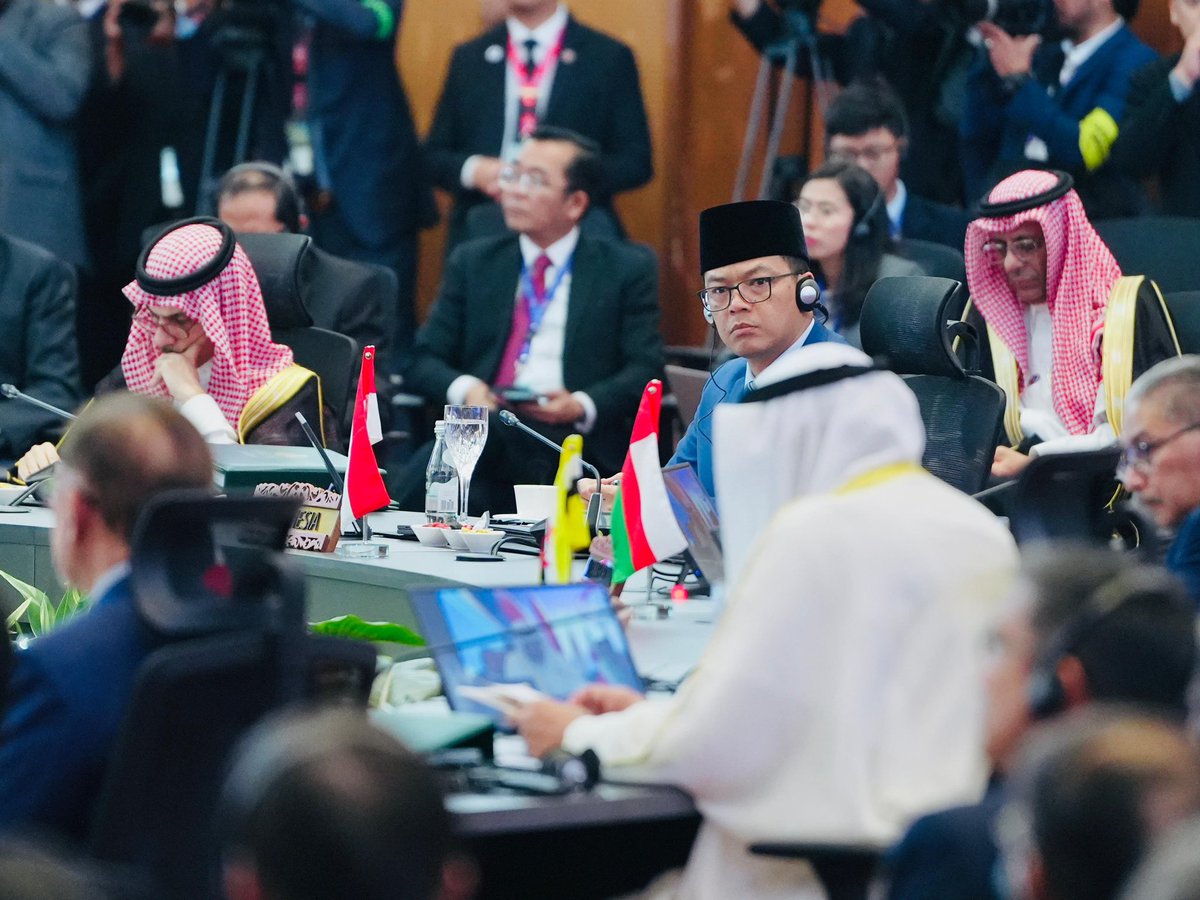 Menteri Luar Negeri Republik Indonesia (@menlu_ri) on Twitter photo At the ASEAN–GCC–China Summit, I delivered President <a href="/prabowo/">Prabowo Subianto</a>’s message: 🇮🇩 reaffirmed its commitment to inclusive growth, resilient supply chains, & enduring peace through dialogue. Together, ASEAN, the Gulf & China can shape a fairer & more prosperous global order At the ASEAN–GCC–China Summit, I delivered President <a href="/prabowo/">Prabowo Subianto</a>’s message: 🇮🇩 reaffirmed its commitment to inclusive growth, resilient supply chains, & enduring peace through dialogue. Together, ASEAN, the Gulf & China can shape a fairer & more prosperous global order
