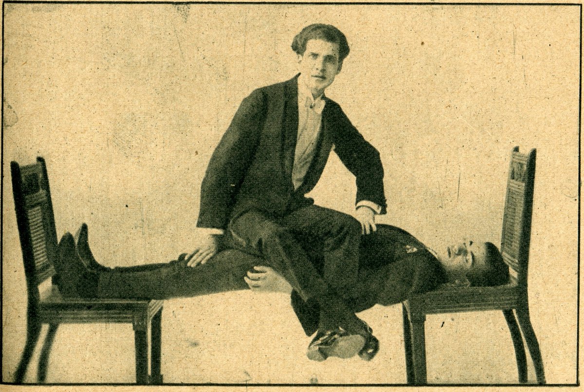 Guest lecture "Jinn Summoners and Hypnotists in 1930s Egypt" by Raphael Cormack, author of "Holy Men of the Electromagnetic Age". 
Tomorrow, 28th May, 1-2.30 pm (GMT), online only!
sites.exeter.ac.uk/magic/meetings…
