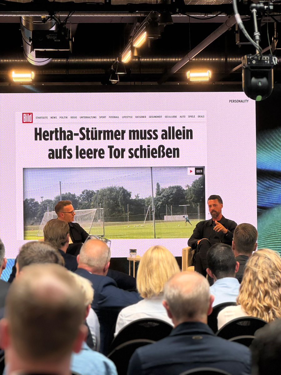 Morgen gibt Sandro #Wagner bekannt, wie es für ihn weitergeht. Auf Nachfrage sagt er zu seiner Zukunft: „Ich darf es erst morgen sagen, wo es hingeht. Sonst kriege ich eine Vertragsstrafe.” #DFB #Bundesliga