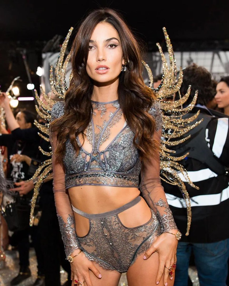 ami_vslover's tweet photo. #Lily 😄 @LilyAldridge #LilyAldridge #VictoriasSecret #VSFashionShow #VSFS #lingerie #fantasybra #beautiful #angel #fabulous #gorgeous #goddess #love #amazing #flawless #perfect #model #queen #awesome #nice #lovely #vs #wonderful #stunning #hot #cute #pretty #cool #favorite #muse https://t.co/aZOMVhdH59