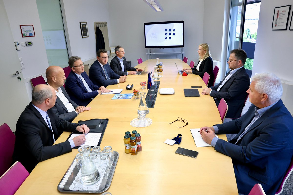 На позив Удружења за информатику и телекомуникације (ZIT) и Секције за ИТ инфраструктуру и дата центре (SITIP), имао сам прилику да присуствујем састанку у Министарству за дигиталну трансформацију Словеније.

Циљ овог састанка је да се кроз дијалог и размену искустава сагледају