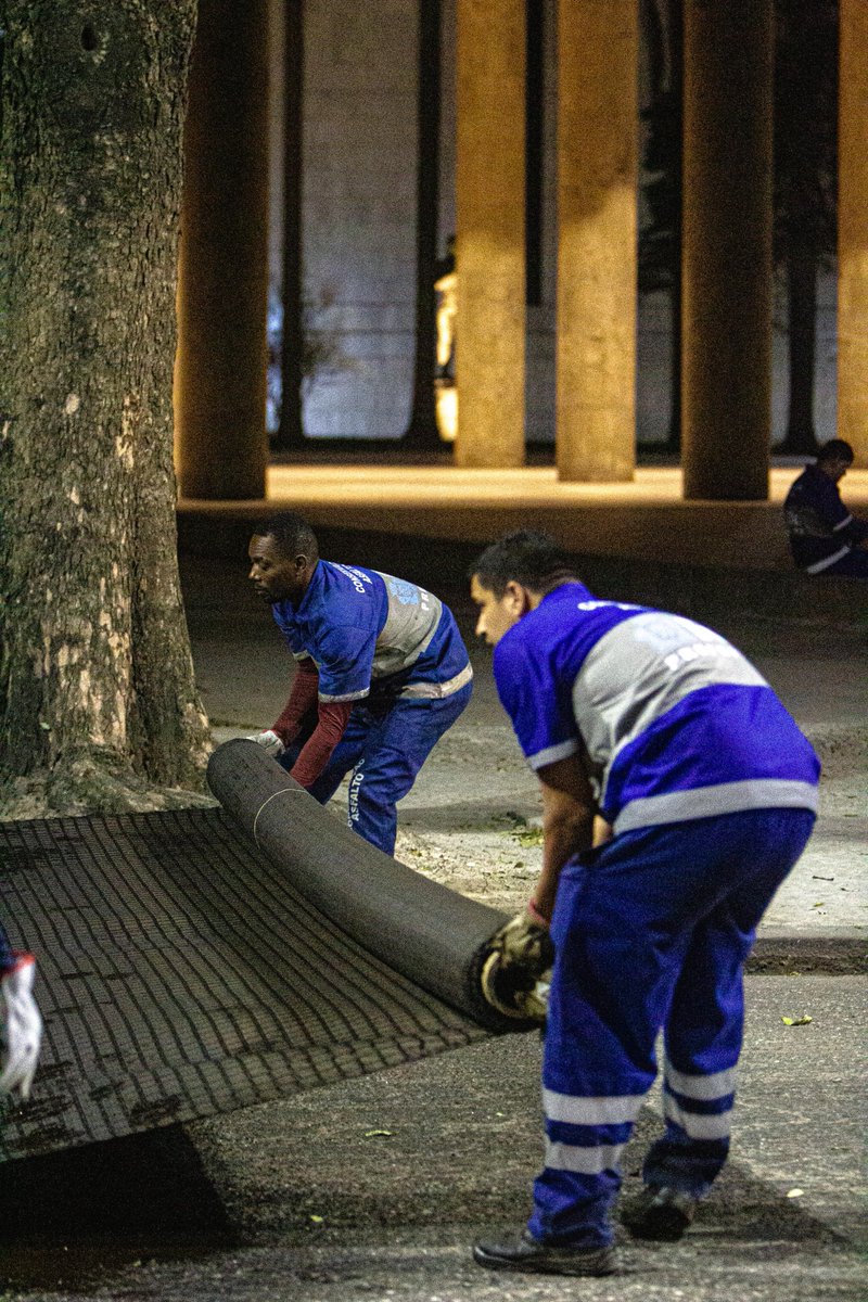 🚧 A Conservação realiza recapeamento com geogrelha no entorno do Palácio Capanema, no Centro do Rio. A obra moderniza 1,7 km de vias com tecnologia que aumenta a durabilidade do asfalto e valoriza a reabertura do espaço após 10 anos fechado. 🌃 
Fotos: Hector Santos