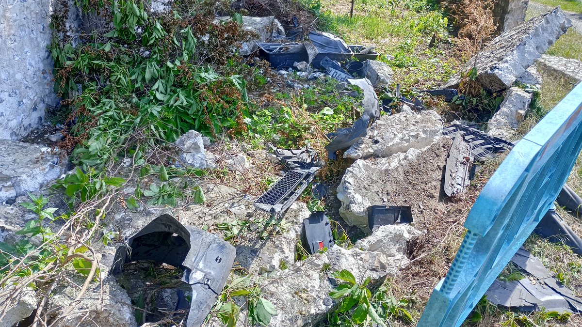 Has anyone seen a news report or have any info about the crash at #Falmer? Right next to #RR90 Regional Route 90 between Brighton and Lewes? Solid wall demolished, lots of car debris. Vehicle(s) must have crossed the shared path.
Pics from 20th May.