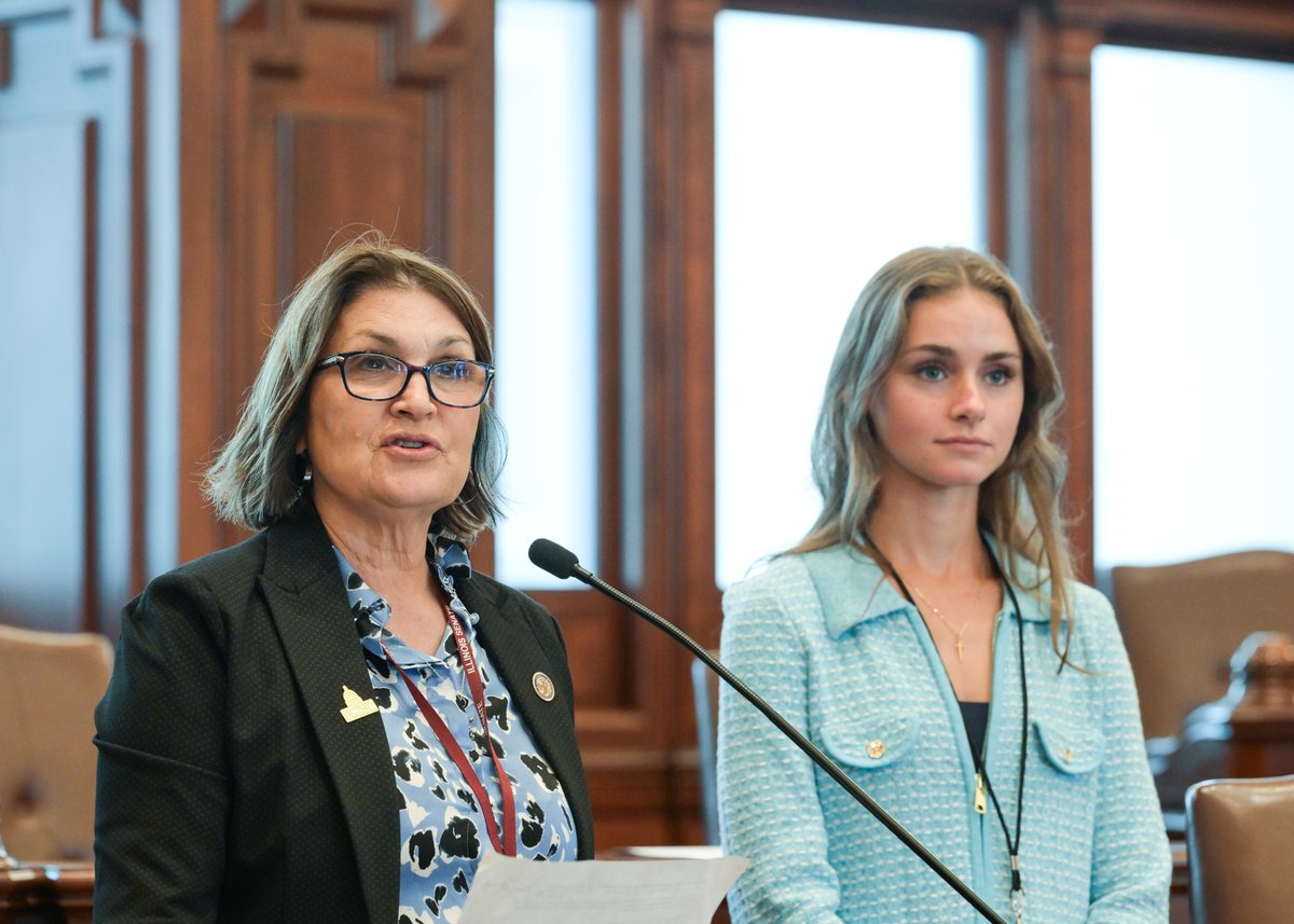 State Senator Sally Turner recognized #HeartlandHawk Nora Brady with a formal introduction on the floor of the IL Senate.

🏅Brady was the 2024 NJCAA Women’s Division II Cross Country National Champion and was named the 2025 Scholar-Athlete of the Year by NATYCAA.