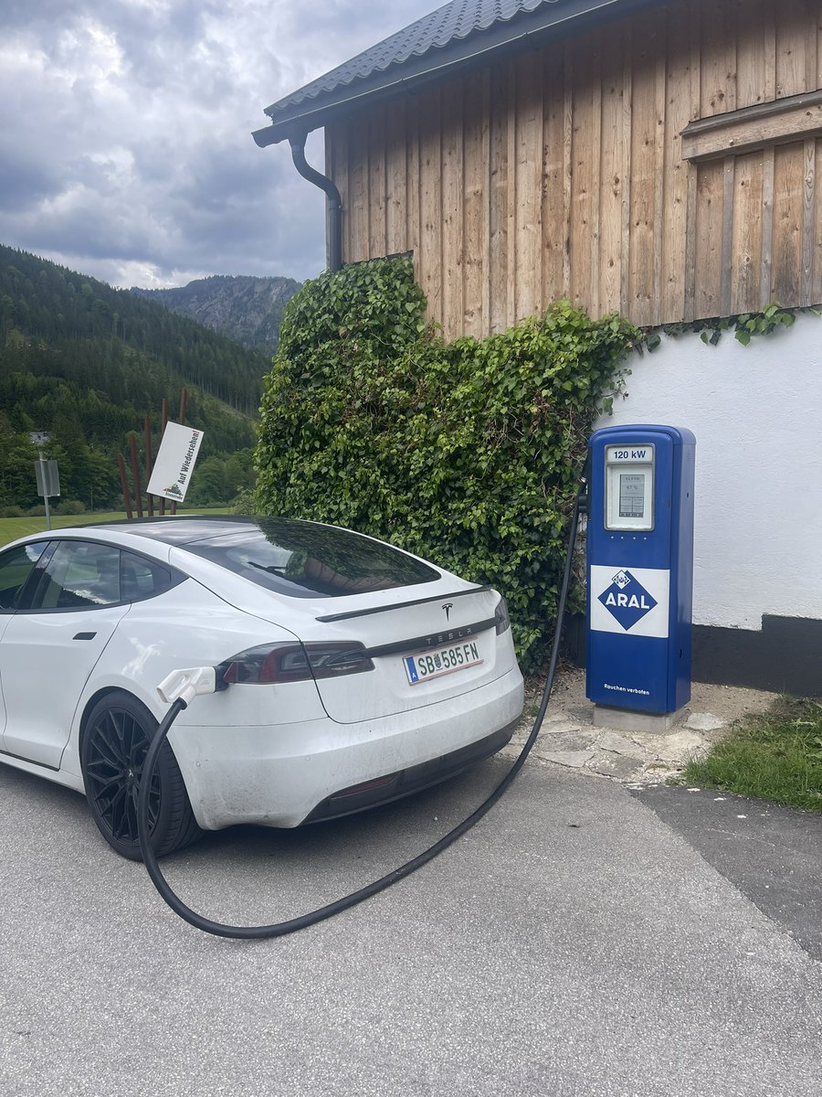 MichaelZettel2's tweet image. Retro charging running lately on our farm in Autria.

I really love how it turend out. the E-Ink display workes very nice in sunlight.

Technical Data:

22kW grid connection
12kWp PV
140kWh Storage 
120kW DC/DC charging directly from storage