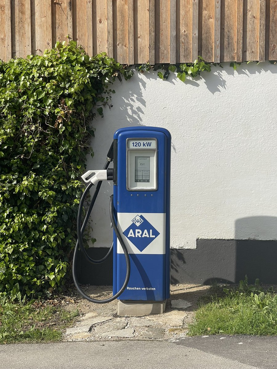 MichaelZettel2's tweet image. Retro charging running lately on our farm in Autria.

I really love how it turend out. the E-Ink display workes very nice in sunlight.

Technical Data:

22kW grid connection
12kWp PV
140kWh Storage 
120kW DC/DC charging directly from storage
