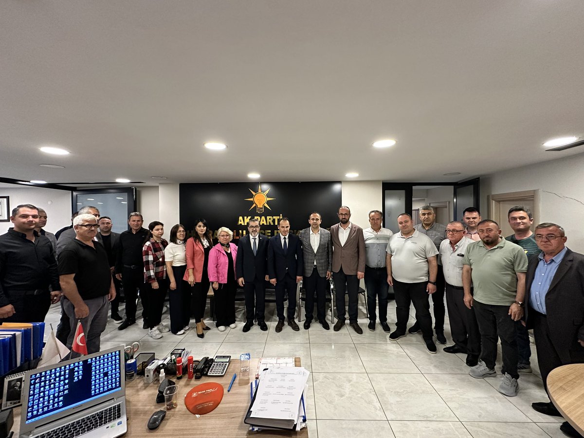 Hayrabolu İlçe Başkanlığımızda dava ve yol arkadaşlarımız ile bir araya geldik. İstişare ve değerlendirmelerde bulunduk.

AK Parti teşkilatları; liderine bağlılığı, ülkesine olan sevdası, fedakârlığı ve samimiyetiyle Türkiye Yüzyılı yolculuğunda her bir teşkilat mensubumuz,
