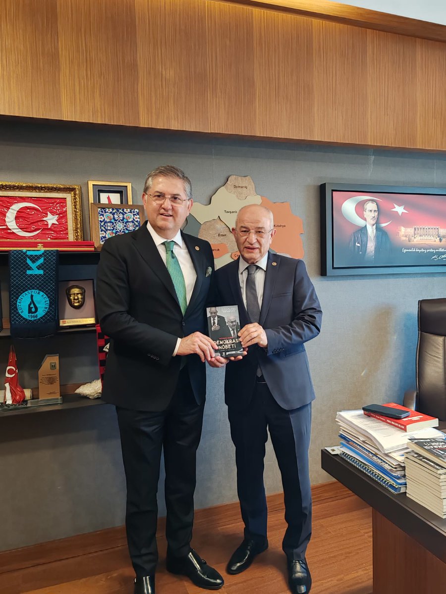 Kütahya Milletvekilimiz, kıymetli büyüğüm Ali Fazıl Kasap'a, 14 Aralık 2023'te TBMM kürsüsünde hayatını kaybeden Saadet Partisi Kocaeli Milletvekili Hasan Bitmez'in hatırasına ithaf ederek kaleme aldığı "Demokrasi Nöbeti" isimli kitabını tarafıma hediye ettiği için çok teşekkür