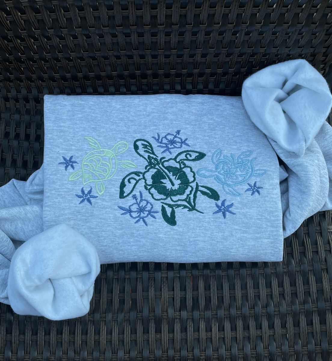 HeavenlyEmbro's tweet photo. cute summer turtles 🐢💚 #summer #embroidery #placeyourorder https://t.co/iAnsxATQEY