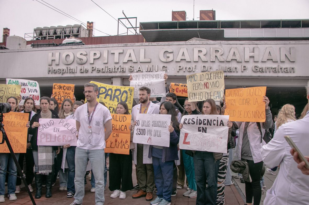 ResisGarrahan's tweet photo. Alzando la voz con fuerza, con dignidad, con cansancio y con esperanza.
No pedimos lujos: pedimos un salario justo 💪🏻 #FuerzaGarrahan #SinResidentesNoHayHospital https://t.co/WsdWWaZcHv