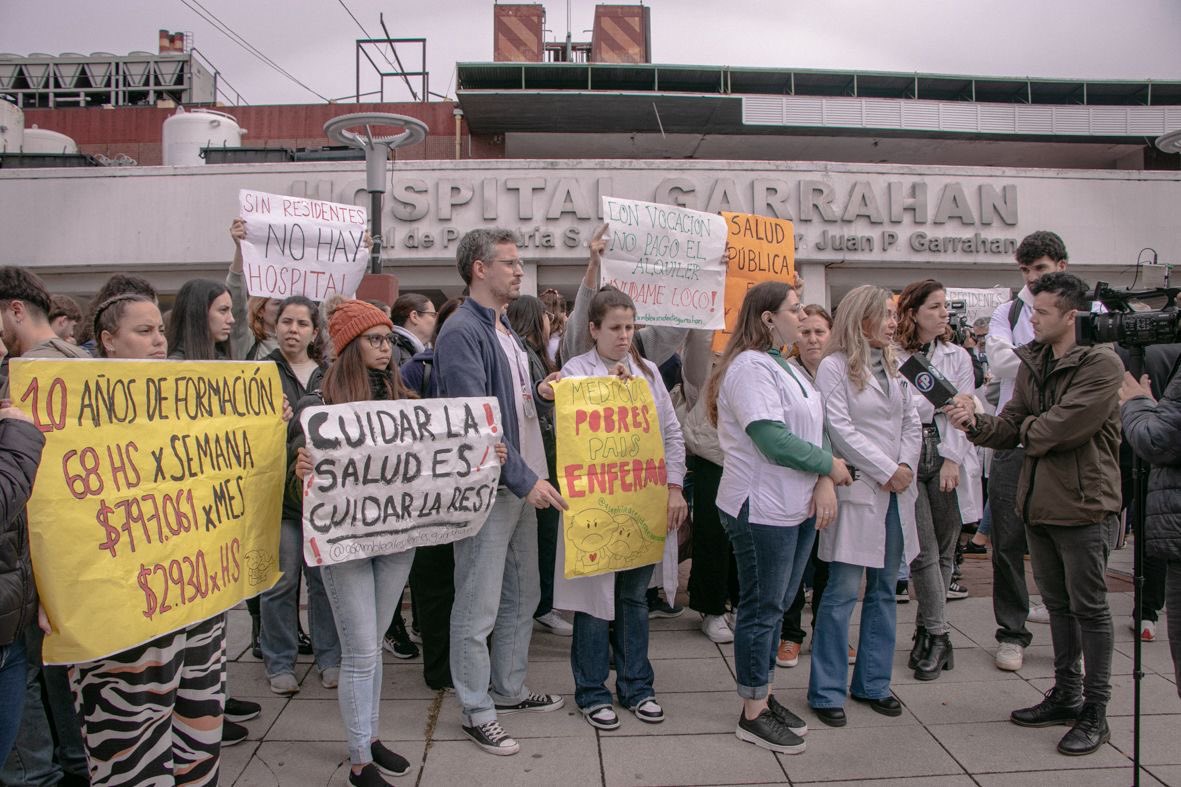 ResisGarrahan's tweet photo. Alzando la voz con fuerza, con dignidad, con cansancio y con esperanza.
No pedimos lujos: pedimos un salario justo 💪🏻 #FuerzaGarrahan #SinResidentesNoHayHospital https://t.co/WsdWWaZcHv
