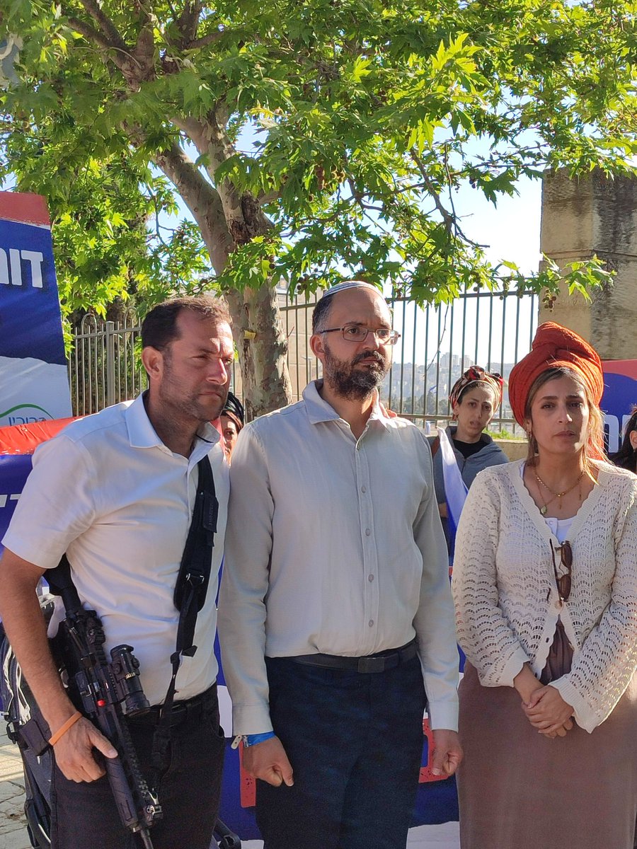 נשים מהשומרון, בהן חברות של צאלה גז ז''ל שנרצחה בפיגוע לפני כשבועיים בדרכה לחדר הלידה, מוחות בירושלים בדרישה לביטחון בכבישי יו"ש; חננאל, בעלה של צאלה: "קורא לרה"מ לבוא לפגייה ולהסתכל לרביד חיים בננו בעיניים, ויבטיח לו שלא יהיו אימהות שיצטרכו למות כך בצורה אכזרית"