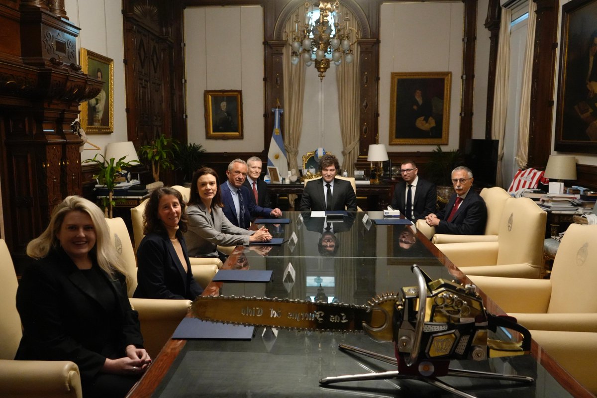 El Presidente Javier Milei y el Ministro de Salud de la Nación, Mario Lugones, recibieron en Casa Rosada al Secretario de Salud de los Estados Unidos, Robert Kennedy Jr, y su comitiva.