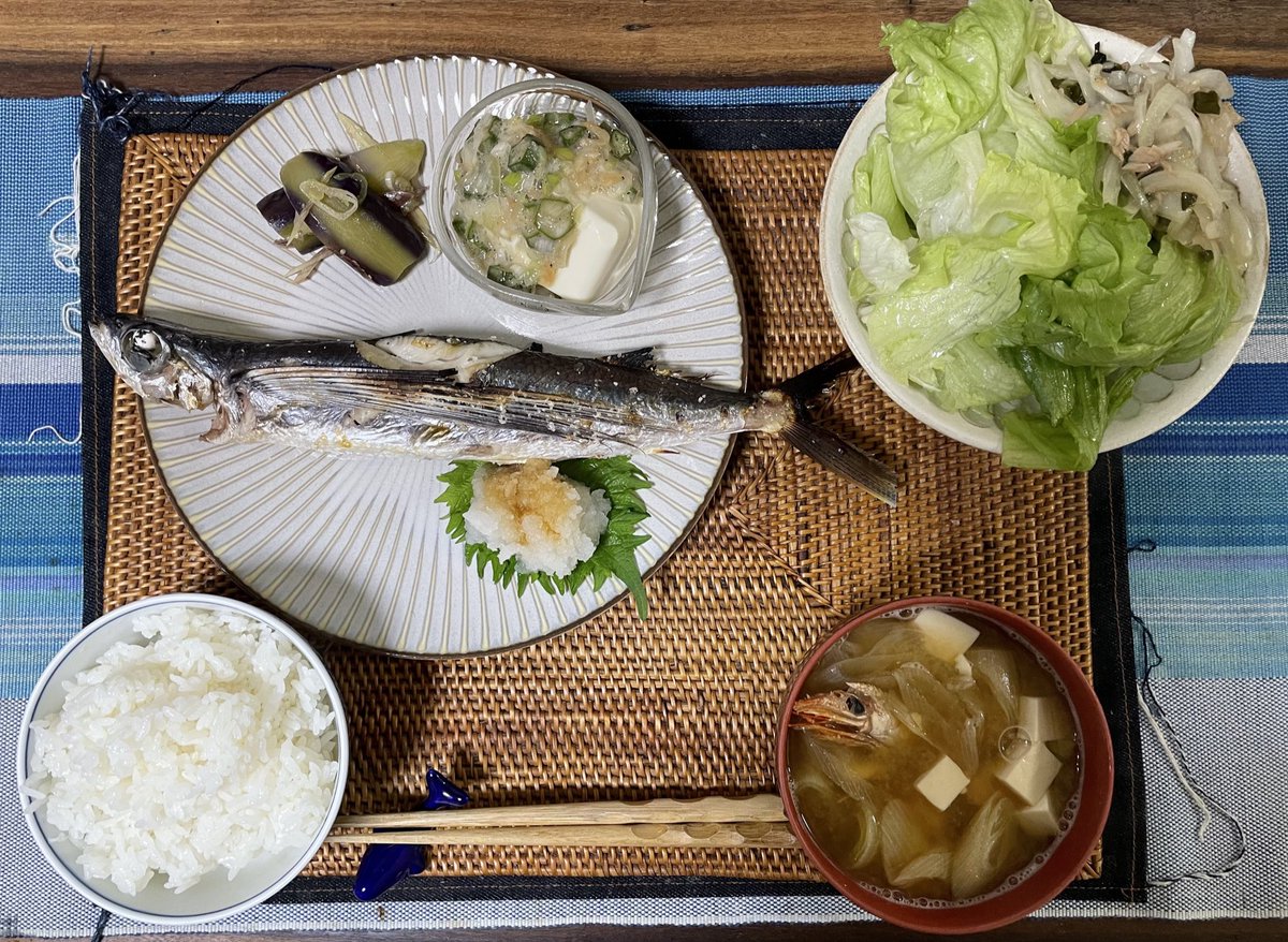 Tomo_Mrk3B01's tweet photo. Sprinkled salt and grilled slowly in the built-in fish grill. That’s all I did for this tasty-looks grilled #fryingfish (#飛魚 )😋
Looking at this tasty view, how should I say no rice for this fish! Then, let’s eat👍
#cookingathome 
#おうちごはん 
#twinglish 
#Twitter家庭料理 https://t.co/Hav5ZIiFhP