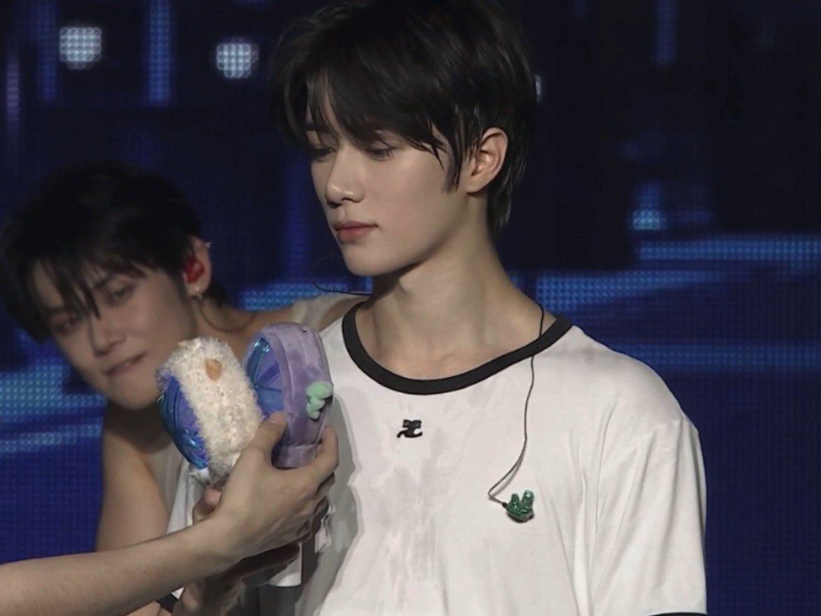 kkyupillz's tweet photo. be careful bg there's a hungry wolf behind you https://t.co/Aia0HgRk6P