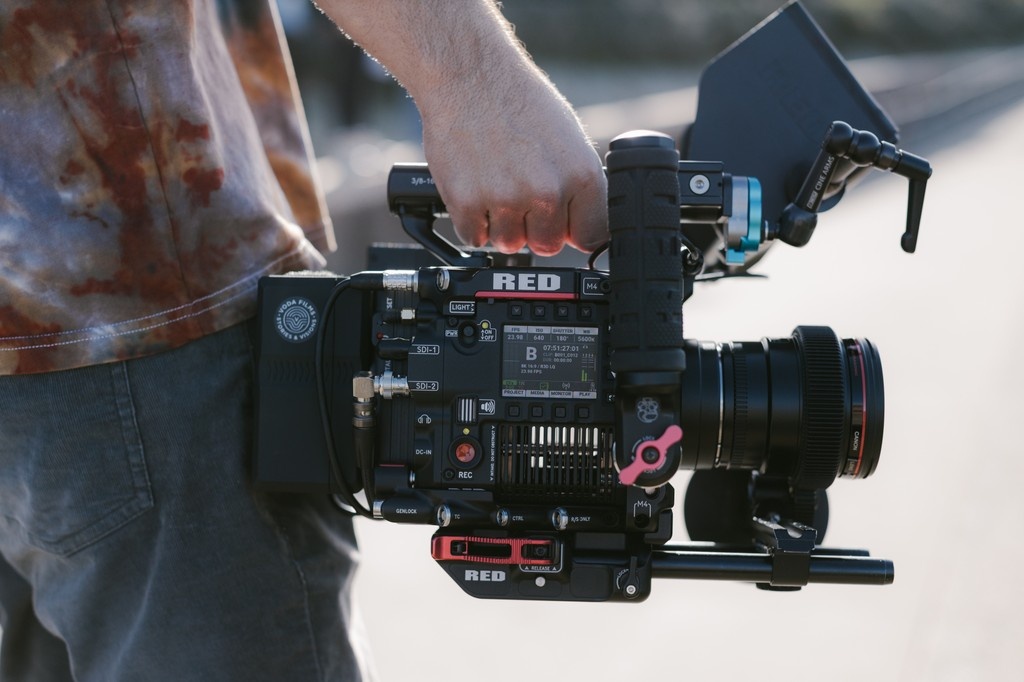 vodafilms's tweet photo. The @reddigitalcinema V-RAPTOR gives us cinema-level quality with a tight footprint. For the @electra_bicycle production, it let us move fast, stay light, and deliver insanely beautiful footage. Photo: @ezraseamore https://t.co/UwReV1jcKl
