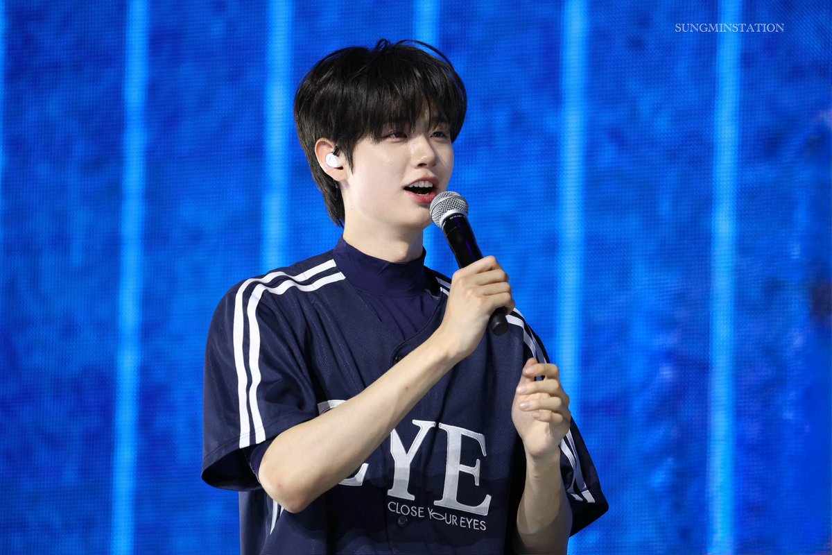 250524 서울 팬미팅

❝ 누가 5살 성민이 무대에 올려놨어요? 너무 귀여운 거 아니냐고요…♡ ❞

#김성민 #KIMSUNGMIN
#CLOSEYOUREYES #클로즈유어아이즈
#클유아 #CYE