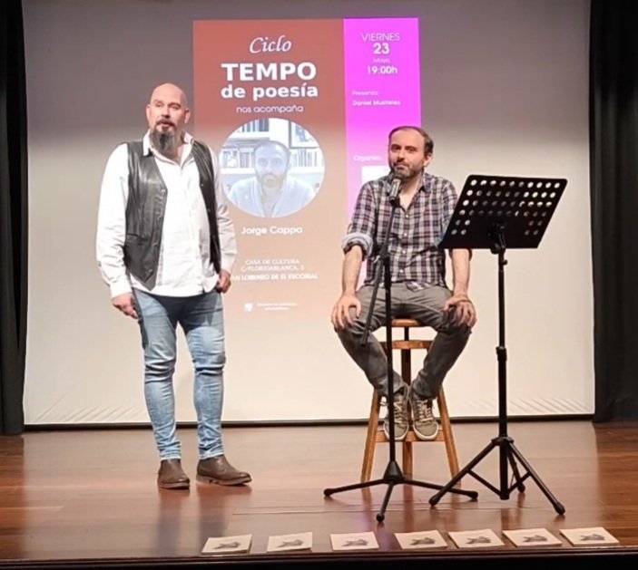 El pasado viernes fui el invitado en el ciclo "Tempo de poesía", de la Asociación Floridablanca, en San Lorenzo de El Escorial (Madrid).

Me gustó cómo quedó mi charla sobre poesía y la lectura de poemas destacados en mi trayectoria (sobre todo de mi nuevo libro, 'La deshora').