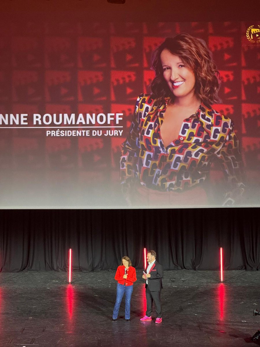 parcours_metier's tweet image. ✨ Présidente du jury 2025, @anne_roumanoff a clôturé la cérémonie JE FILME LE MÉTIER QUI ME PLAÎT au Grand Rex en remettant le CLAP Diamant 💎
Un moment fort, porté par une femme engagée, drôle et profondément humaine.
 #JFLMQMP #AnneRoumanoff #Orientation #Jeunesse #GrandRex