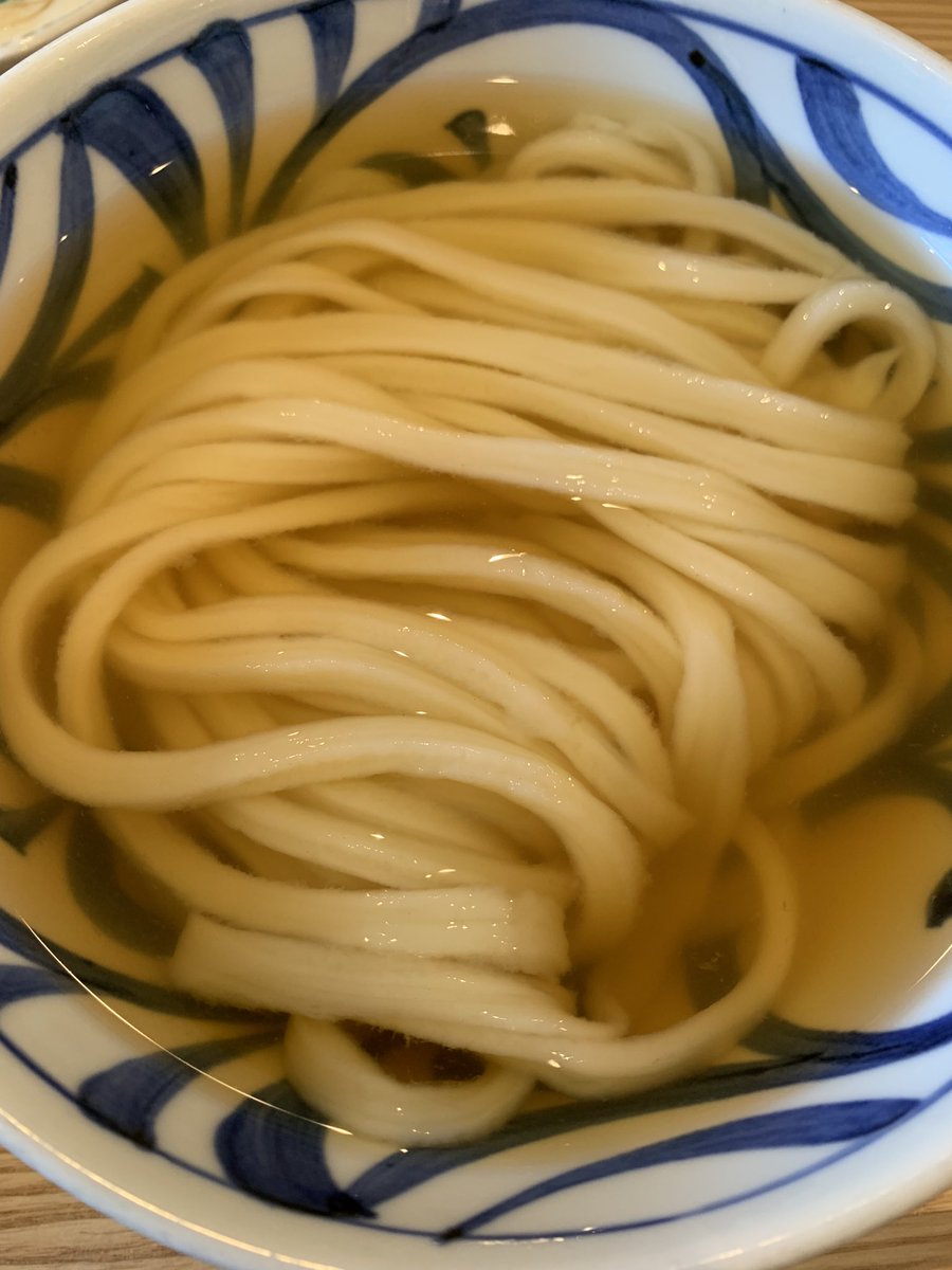 TetsuyaNekobasu's tweet photo. 今日の瀬戸晴れ
㊗️６周年おめでとうございます🎊
いつも美味しい
おうどんありがとうございます🤗

また同じメニュー😅
生じょうゆ大（そ）、冷かけ小
シウマイおでん🍢
肉トッピング

#おうどん
#瀬戸晴れ
#６周年
#おめでとうございます
#むにゅもち https://t.co/E1t1CeKnoo