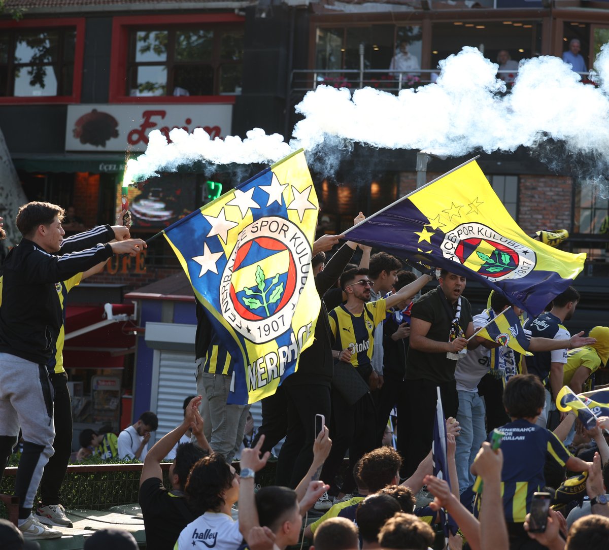 Fenerbahce's tweet photo. Bağdat Caddesi sarı lacivert! 💛💙 

Sevdik seni her şeyden çok! https://t.co/ki33obYjWb