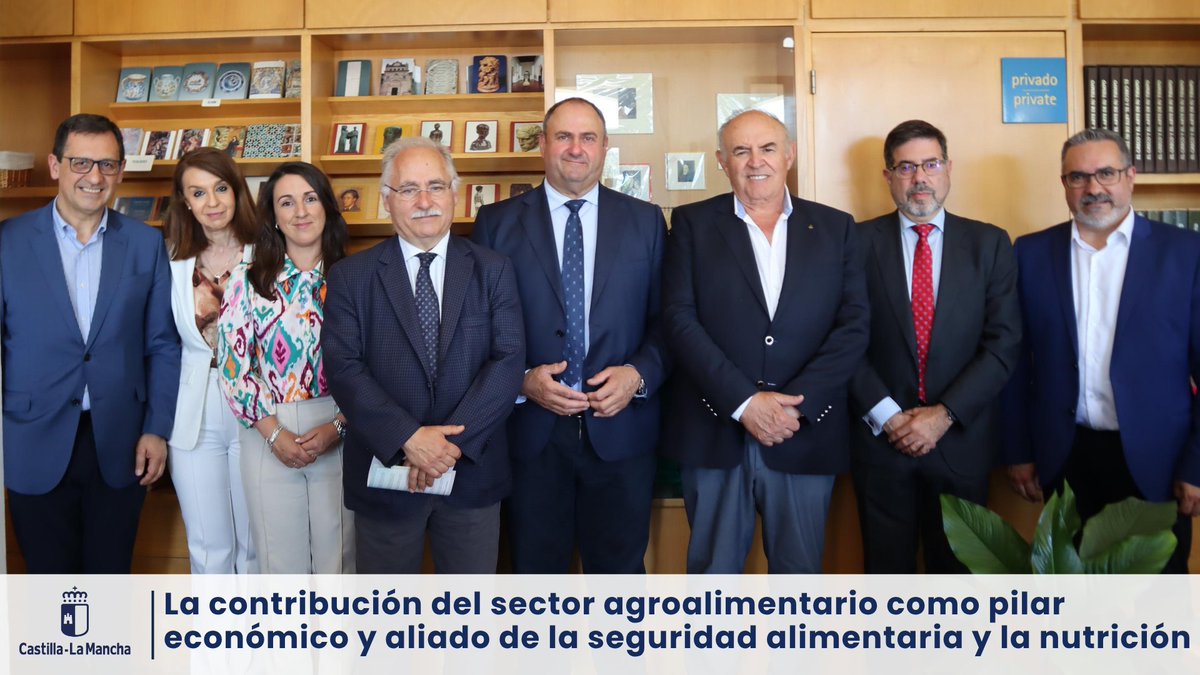 Consejería de Agricultura, Ganadería y Des. Rural (@agriculturaclm) on Twitter photo 🧄 🥦 El <a href="/gobjccm/">Gobierno de Castilla-La Mancha</a> destaca la contribución del sector agroalimentario como pilar económico y aliado de la seguridad alimentaria y la nutrición.
▶️ Jornada ‘Nutrición, salud y sector agroalimentario’ que ha clausurado el Consejero <a href="/jmlizanab/">Julián Martínez Lizán</a>
ℹ️ castillalamancha.es/node/402520
#CLM 🧄 🥦 El <a href="/gobjccm/">Gobierno de Castilla-La Mancha</a> destaca la contribución del sector agroalimentario como pilar económico y aliado de la seguridad alimentaria y la nutrición.
▶️ Jornada ‘Nutrición, salud y sector agroalimentario’ que ha clausurado el Consejero <a href="/jmlizanab/">Julián Martínez Lizán</a>
ℹ️ castillalamancha.es/node/402520
#CLM