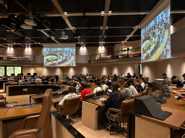Dans l’hémicycle de <a href="/BxMetro/">Bordeaux Métropole</a>  cet après-midi, 60 collégiens du collège Capeyron de Mérignac s’exercent à l’éloquence dans le cadre "La fabrique du discours".
Un projet initié par les Archives métropolitaines en collaboration avec Improvidence33 et labellisé  EAC. Bravo à eux!