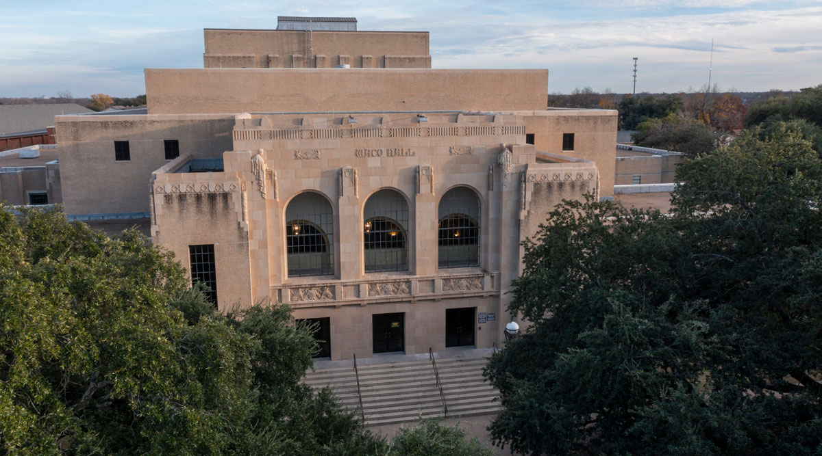 95 years ago today, Waco Hall was dedicated during Baylor Commencement. 🎓💚💛

(Pictured: That day's @BULariat, an early rendering, and Waco Hall today.)