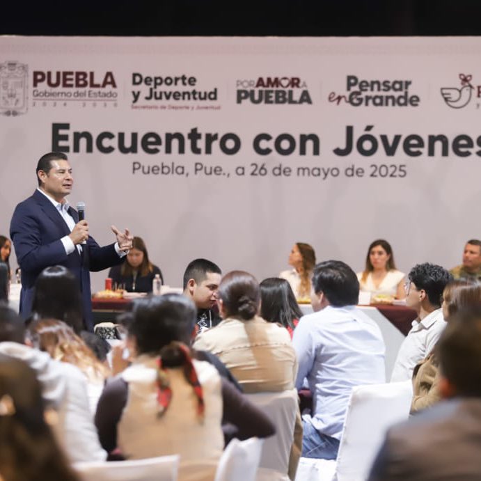 ¡Alejandro Armenta [<a href="/armentapuebla_/">Alejandro Armenta</a>] se reúne para reafirmar su visión de las juventudes como el "motor para la transformación" del estado!

El mandatario poblano [<a href="/Gob_Puebla/">Gobierno de Puebla</a>] ante más de mil 500 jóvenes de diversos municipios enfatiza que serán los jóvenes quienes construirán