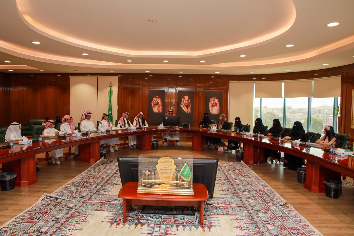 MOE_ARP's tweet photo. #صور |
تزامناً مع انطلاق فعاليات #منتدى_عسير_للاستثمار2 في نسخته الثانية، نفّذت الإدارة العامة للتعليم في منطقة عسير ندوة حوارية بعنوان "رباعية القيم.. ازدهار واستثمار"، وذلك بحضور المدير العام للتعليم، ومشاركة عدد من الطلاب والطالبات.
وتناولت الندوة أهمية القيم الأربع الأساسية في بناء مجتمع متماسك ومنتج، ودورها في دعم مسيرة التنمية والاستثمار في المنطقة، كما ناقشت عدداً من المحاور، من بينها تعزيز المواطنة، وغرس قيم العمل والإبداع، وتعزيز هذه القيم في البيئة التعليمية وتأثيرها الإيجابي على الطلاب والمجتمع بشكل عام.
#تعليم_عسير