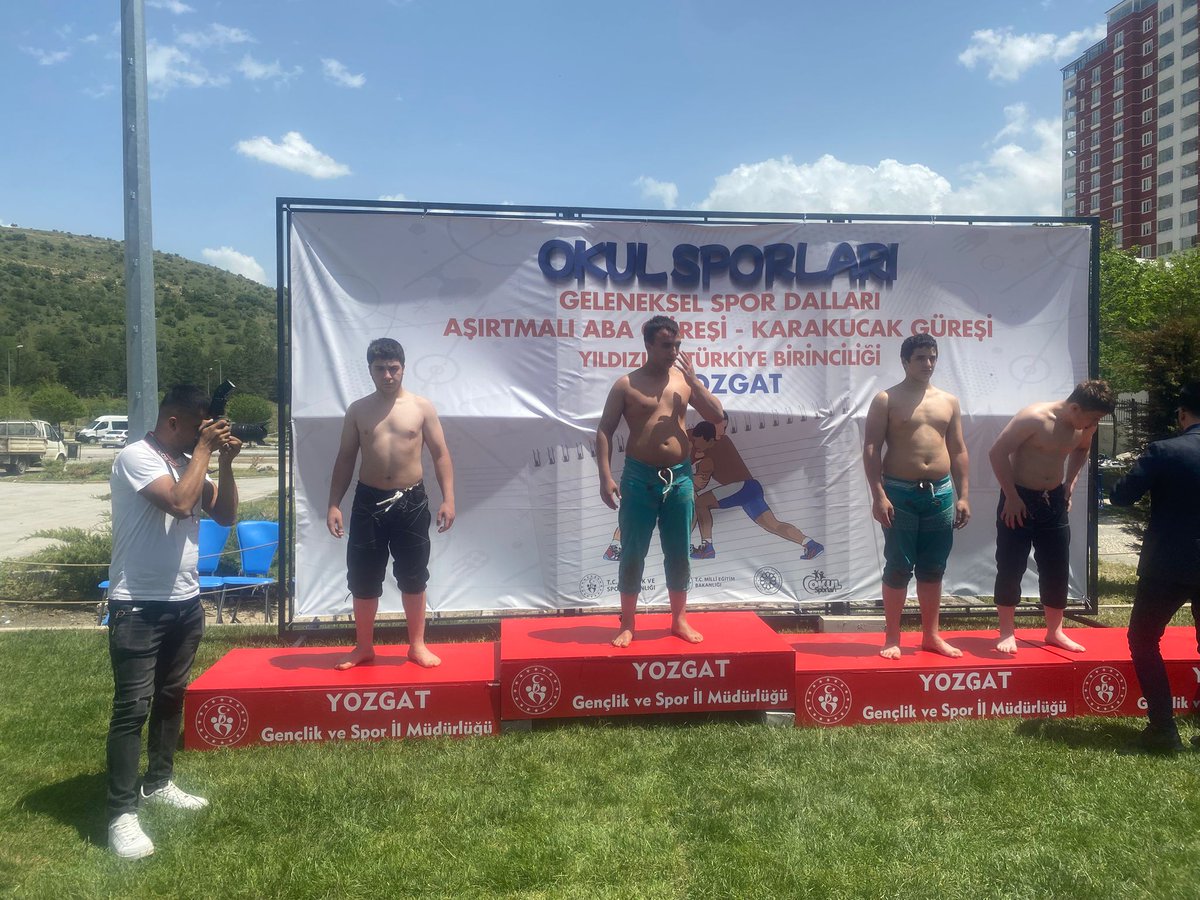 AtaturkOsmancik's tweet photo. 🤼‍♂️   #OkulSporları Kapsamında Yozgat’ta yapılan geleneksel #karakucak Güreşlerinde Yıldız turkiyebirinciligi yarışmasında ögrencimiz Veysi  YAMAN Türkiye 🇹🇷 2. Olmuştur.
🤼‍♀️  öğrencimizi, Antrenörü Abdullah Çakireri tebrik ederiz https://t.co/sluActNLGi