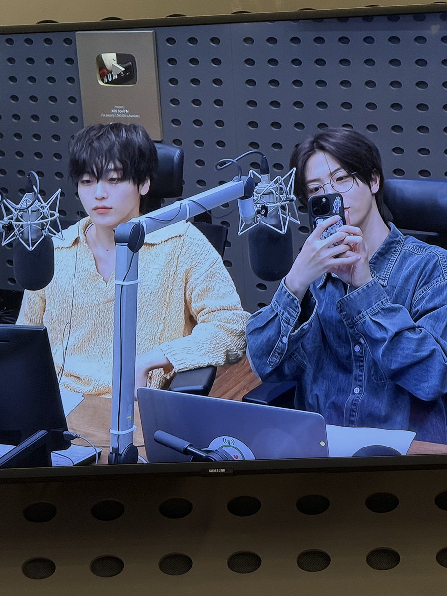 CRAVITY_twt's tweet photo. 늦은시간까지 고마워🥹 
#원진 #형준 https://t.co/LfXd24mz7m
