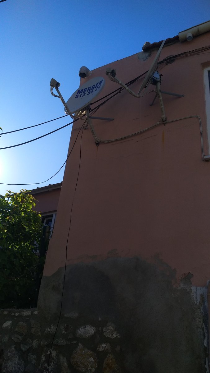 ComeForY0u's tweet photo. @TurkTelekom @TTDestek 
Elemanlarınız Fethiye mah. Meydan cad. No: 39 Balıkesir Ayvalık kablolarını düzenlerken kestikleri kabloları benim evin duvarında bırakıp gitti. 
 
Evinim dış cehpesini  kablo ağına dönüştürmeye ne hakkınız var. Kablonuzu duvarımdan alın yoksa yasal yoldan https://t.co/qciydY0FDr