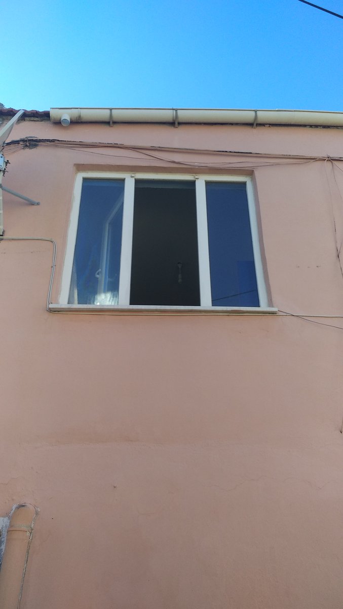 ComeForY0u's tweet photo. @TurkTelekom @TTDestek 
Elemanlarınız Fethiye mah. Meydan cad. No: 39 Balıkesir Ayvalık kablolarını düzenlerken kestikleri kabloları benim evin duvarında bırakıp gitti. 
 
Evinim dış cehpesini  kablo ağına dönüştürmeye ne hakkınız var. Kablonuzu duvarımdan alın yoksa yasal yoldan https://t.co/qciydY0FDr