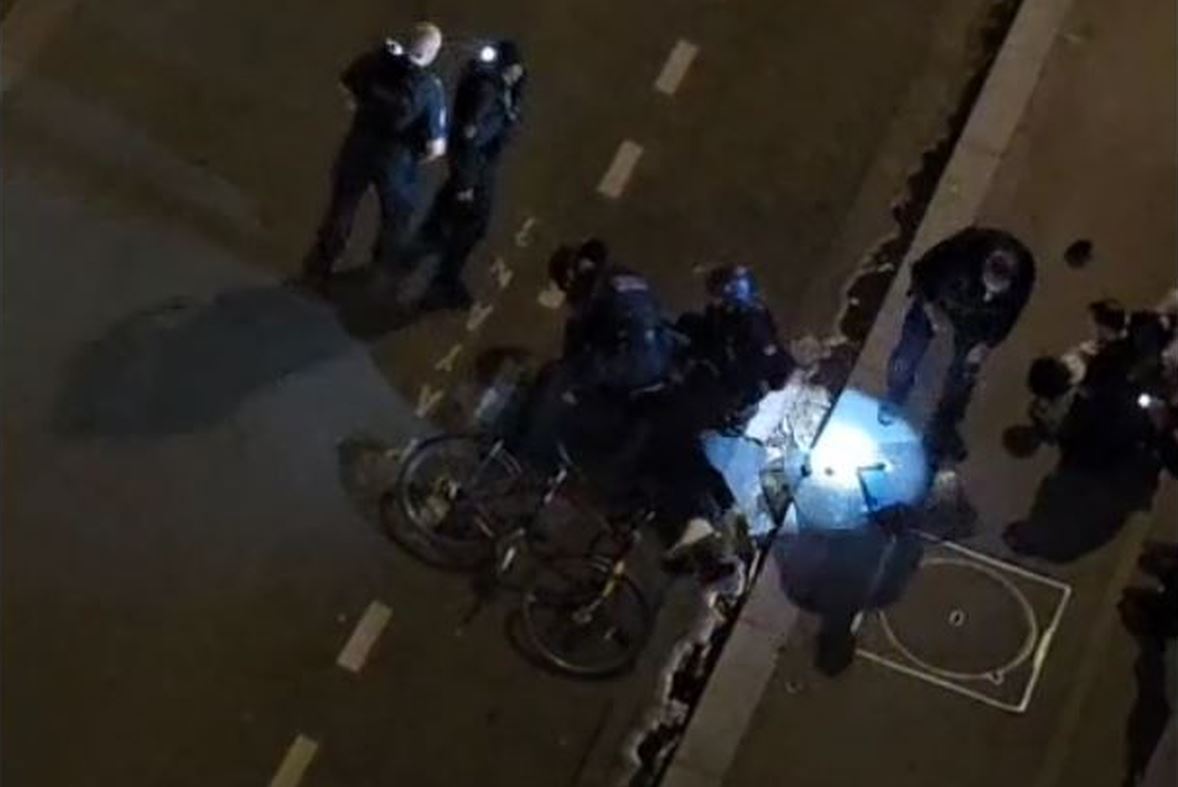 France 3 Paris/Ile-de-France (@france3paris) on Twitter photo "Il y a des lignes rouges à ne pas franchir" : insulté et menotté, un cycliste dénonce des violences policières à Paris
france3-regions.franceinfo.fr/paris-ile-de-f…
#Paris <a href="/PoleEcolo_IDF/">Pôle Écologiste IDF</a> <a href="/EELV_Paris/">Les Écologistes - EELV Paris</a> <a href="/EelvIdf/">Les Écologistes - EELV Île-de-France</a> "Il y a des lignes rouges à ne pas franchir" : insulté et menotté, un cycliste dénonce des violences policières à Paris
france3-regions.franceinfo.fr/paris-ile-de-f…
#Paris <a href="/PoleEcolo_IDF/">Pôle Écologiste IDF</a> <a href="/EELV_Paris/">Les Écologistes - EELV Paris</a> <a href="/EelvIdf/">Les Écologistes - EELV Île-de-France</a>