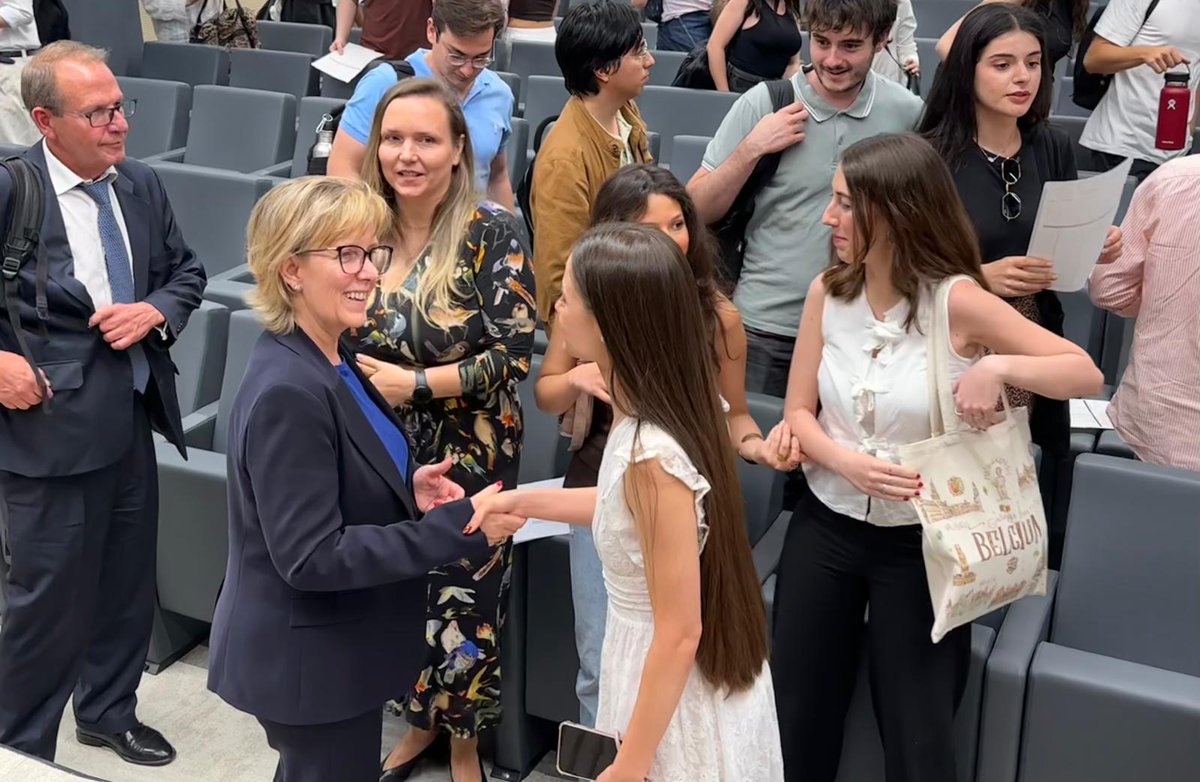 📍Madrid | La comisaria de Servicios Financieros y Unión de Ahorros e Inversiones, Maria Luís Albuquerque, se reunió ayer con estudiantes de la <a href="/uc3m/">UC3M</a> para hablar sobre los retos y oportunidades del sector financiero en la UE para empresas y ciudadanos.