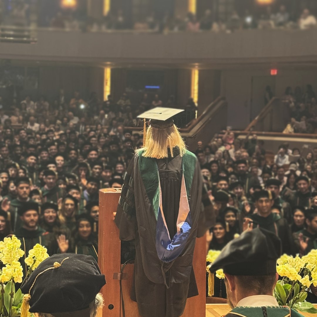 UTSW_Anesthesia's tweet image. Huge shoutout to Shaina Drummond, M.D., for delivering the Physician Oath at the UTSW Medical School Commencement as President of the Dallas County Medical Society! What an outstanding accomplishment! 👏🎓
Congrats to all the UTSW Medical School graduates!💙