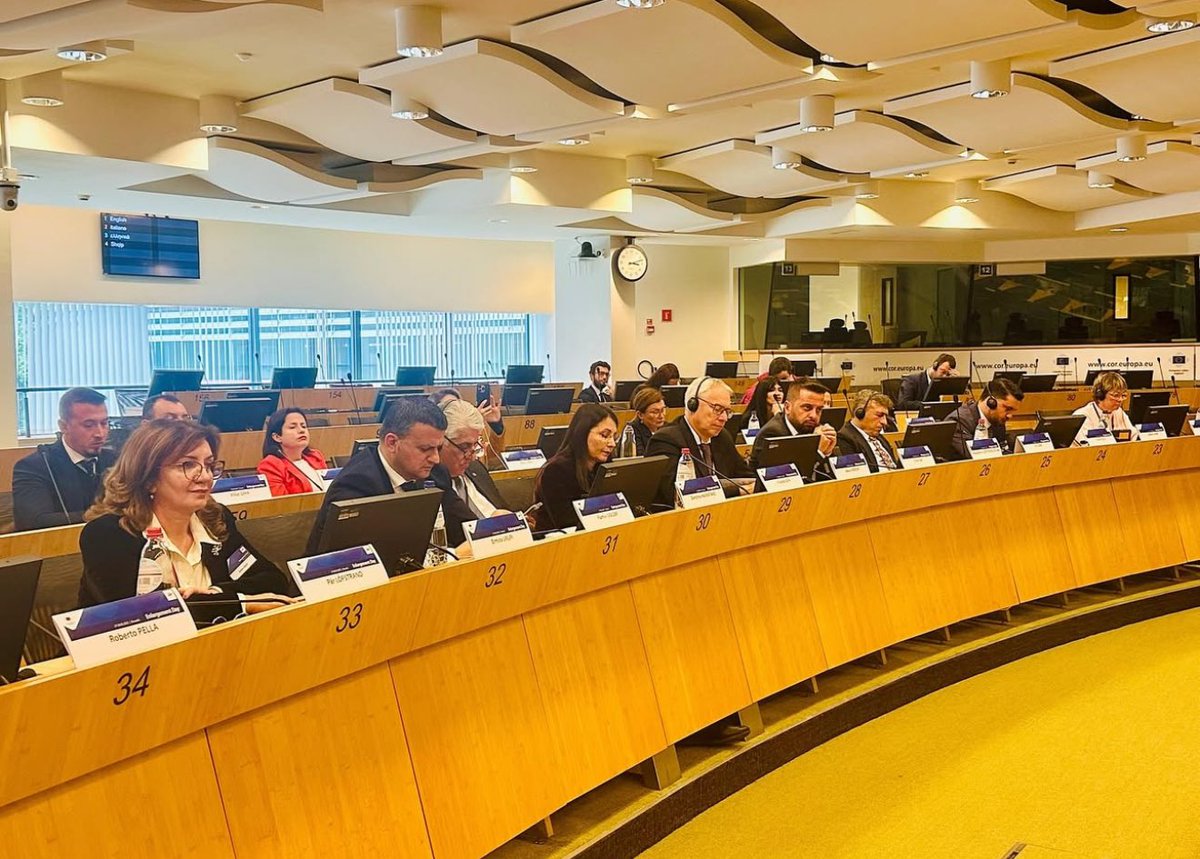Bruksel 📍takimi i parë i komitetit të përbashkët konsultativ (JCC) mes rajoneve të BE-së 🇪🇺 dhe delegacionit të qeverisjes lokale dhe rajonale të Shqipërisë. Hap i rëndësishëm përpara për standartet europiane të qeverisjes vendore 🇪🇺🤝🇦🇱 

<a href="/qarku_tirane/">Qarku Tiranë 🇦🇱 Tirana Region</a> <a href="/AarcAlbania/">Shoqata e Qarqeve-Association of Albanian Regions</a>