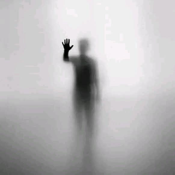 لم يعد يهمني إرضاء أحد ، أصبحت أرفع يدي وألوح للجميع بطريقة يترجمها القادم مرحباً و الراحل وداعاً ....!