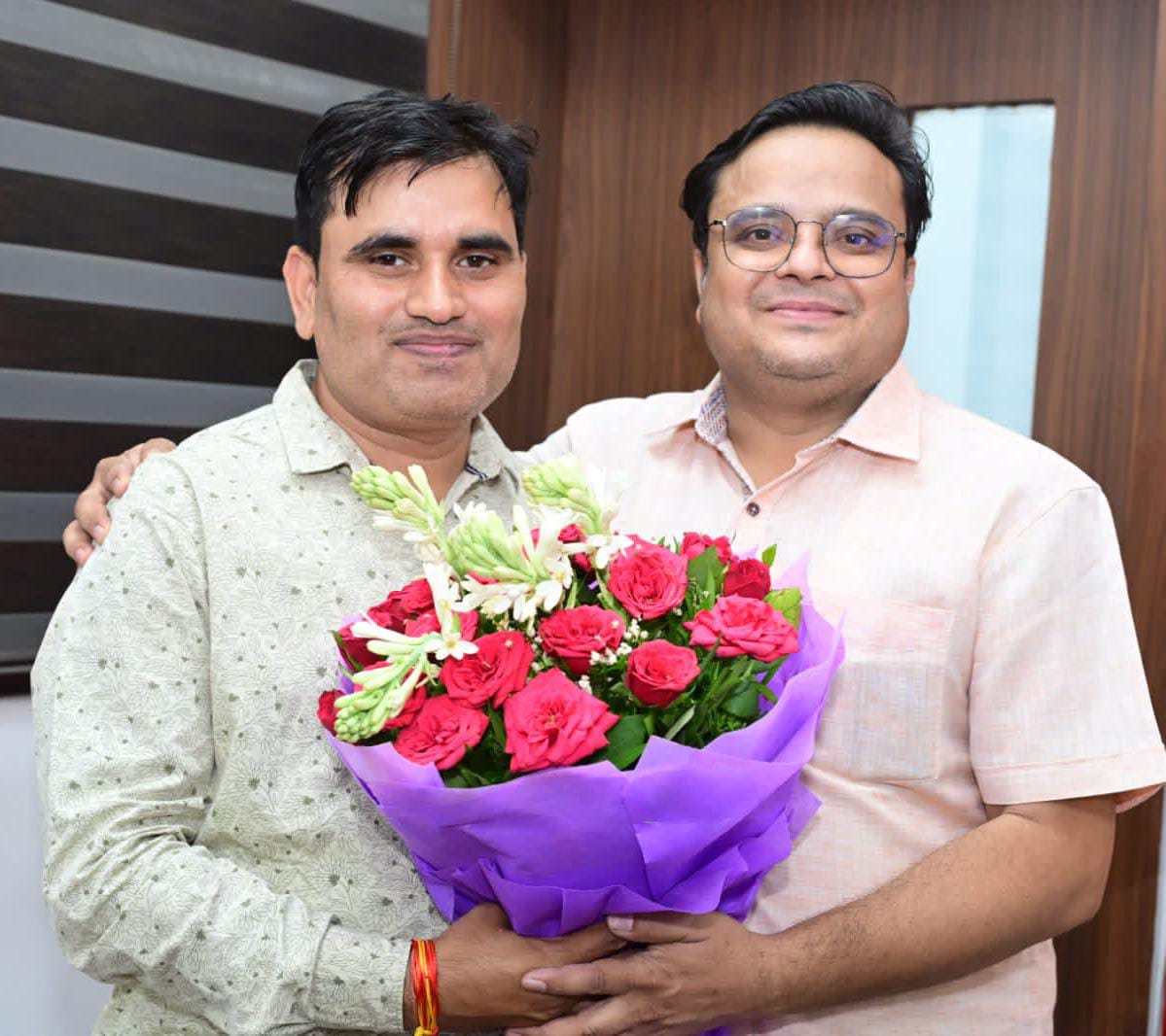 VIVEK PATAIYA (@vivekpataiya) on Twitter photo परम मित्र,होनहार पत्रकार,बुंदेलखंड का डंका प्रदेश में बजा रहे युवा दिलों की धड़कन,अपने शब्दों तर्कों से सबको गुदगुदाने वाले हंसमुख व्यक्तित्व <a href="/DainikBhaskar/">Dainik Bhaskar</a>
के राजनीतिक संवाददाता <a href="/vijaypsbaghel/">Vijay Pratap Singh Baghel</a> को जन्म दिन की छप्पर फाड़ कर बधाई.मातारानी हमेशा खुश रखे आप हमेशा ऐसे ही रहे जैसे है. परम मित्र,होनहार पत्रकार,बुंदेलखंड का डंका प्रदेश में बजा रहे युवा दिलों की धड़कन,अपने शब्दों तर्कों से सबको गुदगुदाने वाले हंसमुख व्यक्तित्व <a href="/DainikBhaskar/">Dainik Bhaskar</a>
के राजनीतिक संवाददाता <a href="/vijaypsbaghel/">Vijay Pratap Singh Baghel</a> को जन्म दिन की छप्पर फाड़ कर बधाई.मातारानी हमेशा खुश रखे आप हमेशा ऐसे ही रहे जैसे है.