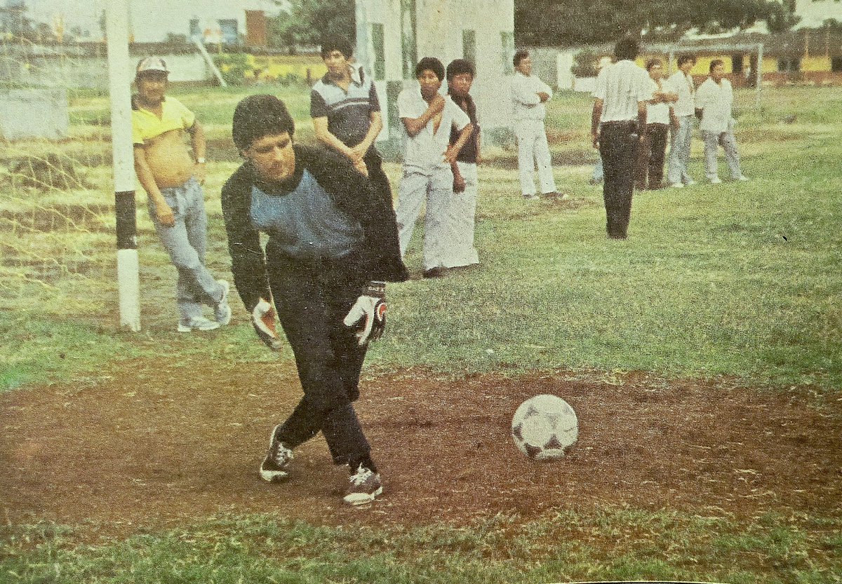 AntonioUbilla1's tweet photo. Carlos Luis Morales entrena en el viejo campo del Reed Park en 1988 #100AñosBarcelonaSC https://t.co/tMkpA4GRqP