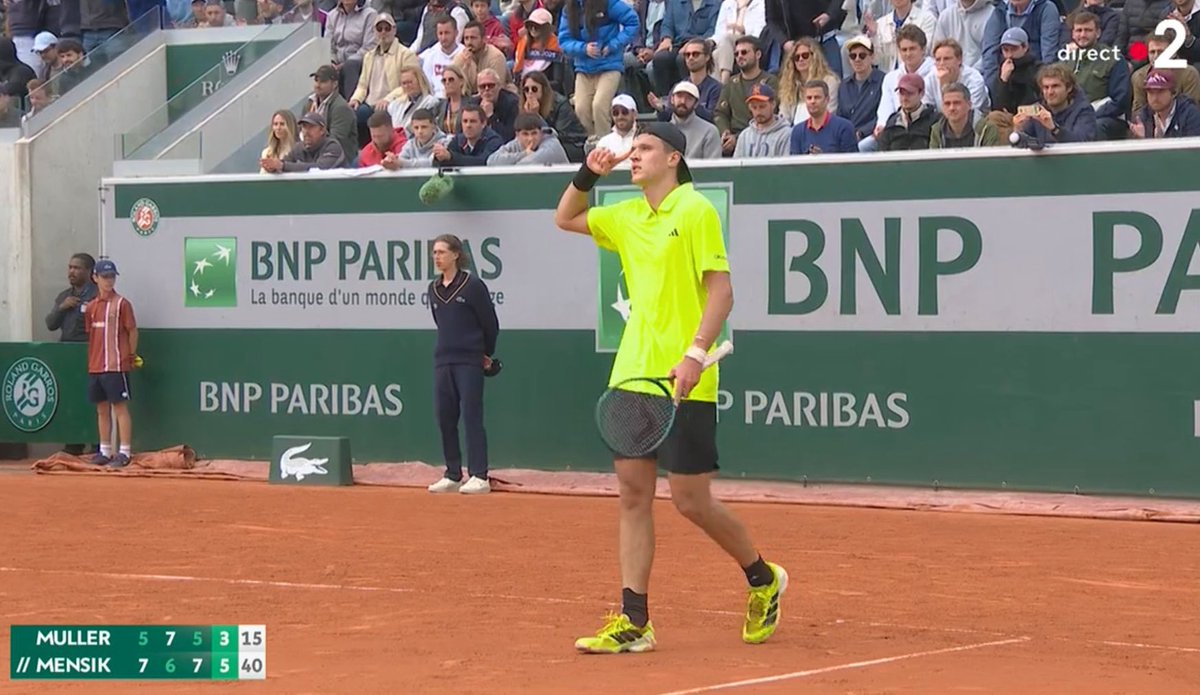 BenoitMaylin's tweet photo. 🍿 Quel combat! Müller s’en est pris plein la raquette, mais a été héroïque, servi pour le 3e set, avant de perdre en 3h20 en 4 sets.
Et bravo à Mensik, au bord des crampes, incroyablement puissant (20 aces), et blindé du mental dans ce cratère bouillant du 14.
Impressionnant. https://t.co/AbUw2de8OP