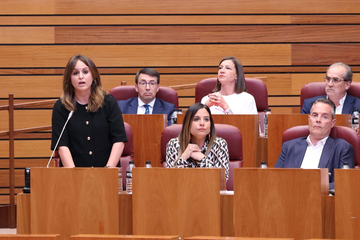 PSOE Castilla y León (@psoe_cyl) on Twitter photo 🤨 ¿Cuál es la medida estrella de Mañueco en transporte?
❌ Renunciar a la financiación que da el Gobierno de España porque sí.
Ir en autobús de Burgos a Granada no estará subvencionado, pero sí a la inversa. ¡Ole!
<a href="/PatriciaGmezUrb/">Patricia Gómez Urbán 🌾</a> | #AtréveteAlCambio 🤨 ¿Cuál es la medida estrella de Mañueco en transporte?
❌ Renunciar a la financiación que da el Gobierno de España porque sí.
Ir en autobús de Burgos a Granada no estará subvencionado, pero sí a la inversa. ¡Ole!
<a href="/PatriciaGmezUrb/">Patricia Gómez Urbán 🌾</a> | #AtréveteAlCambio
