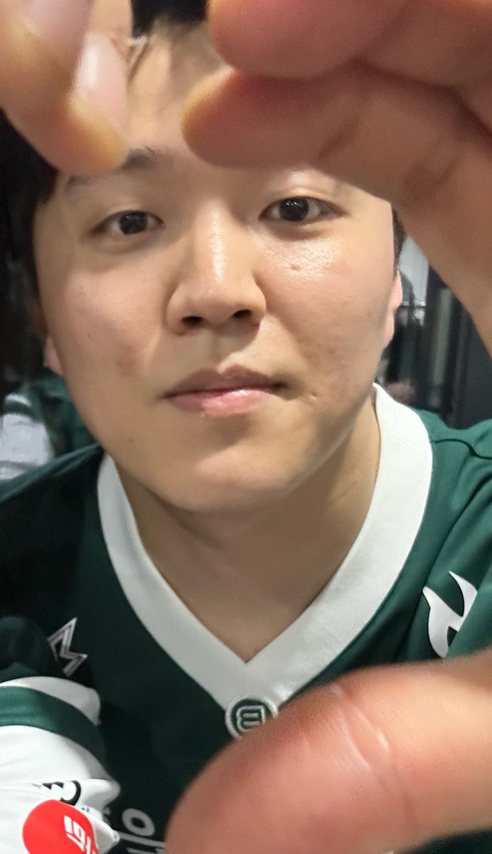 오늘 지셔서 .. 좀 덜 잘생기셨네요
그래도 마지막 오프라인 경기 고생했따 ....
금요일 경기 꼭 이겨주세요 화이팅 브리온 ~ ~