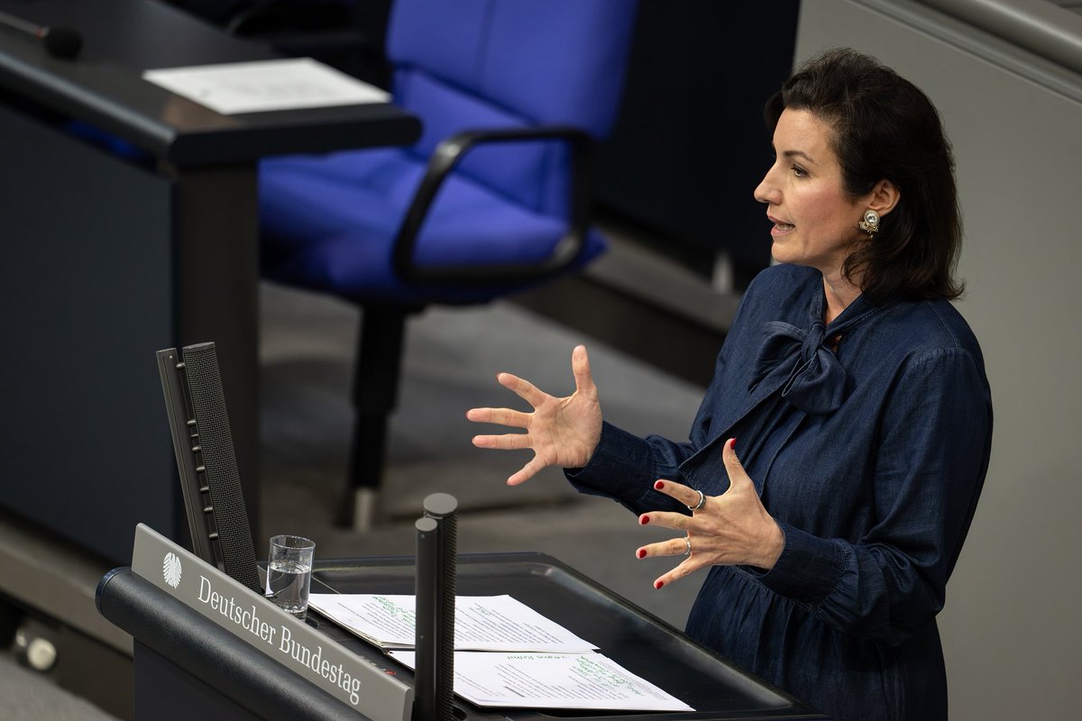 Im Fokus der neuen Bundesforschungsministerin <a href="/DoroBaer/">Dorothee Bär</a> steht u.a. die #Gesundheitsforschung: Zusammen mit Bundesgesundheitsministerin <a href="/ninawarken/">Nina Warken</a> wird sie im Bereich der #Frauengesundheit sowie der Erforschung von #MECFS neue Wege gehen. <a href="/BMG_Bund/">Bundesgesundheitsministerium</a>